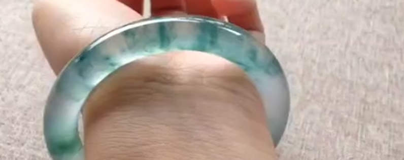女性佩戴翡翠手镯的禁忌