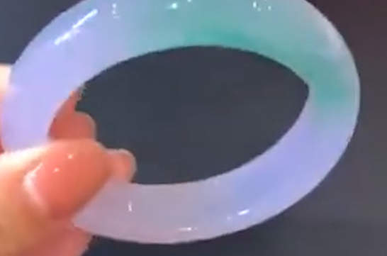 女性佩戴翡翠手镯的禁忌