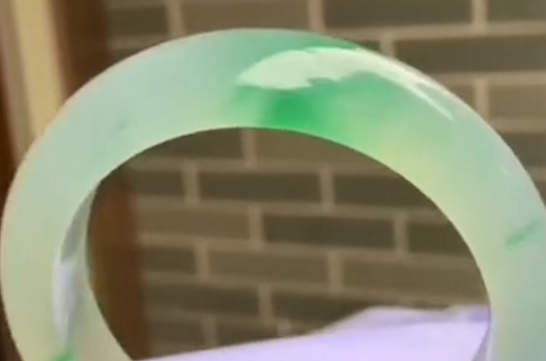 左手无名指戴戒指是什么意思？