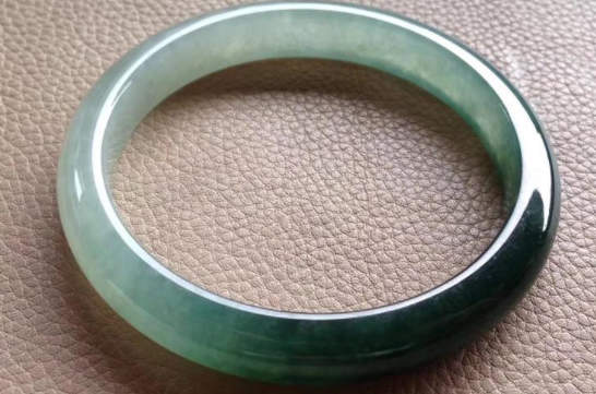 如何欣赏和田玉吊坠？