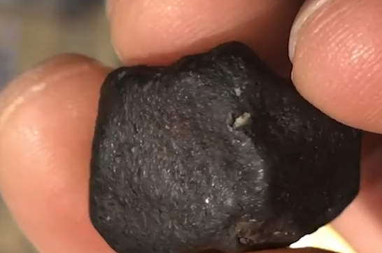 佘太翠鸡血红手镯的功效