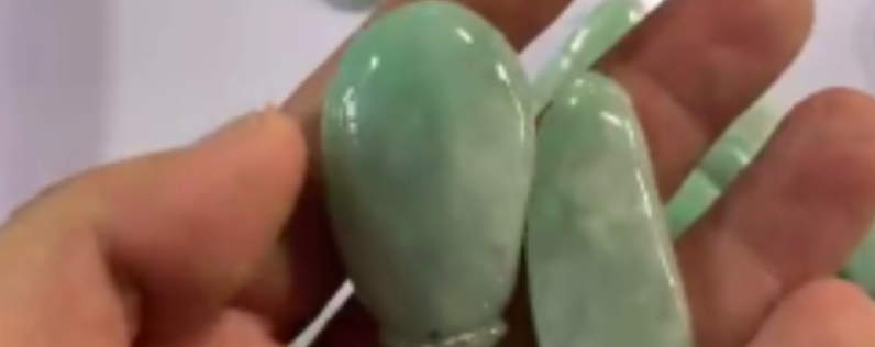 如何鉴定翡翠是否打荧光粉？