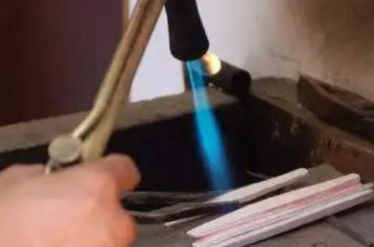 男生手指戴戒指的示意图，戒指的佩戴方法和意义是什么？