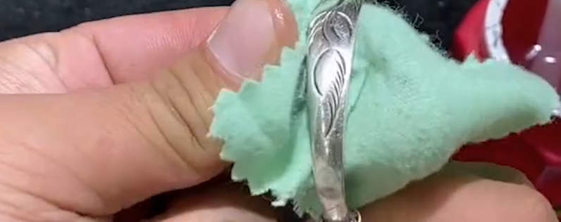 如何处理银手镯戴手变黑？
