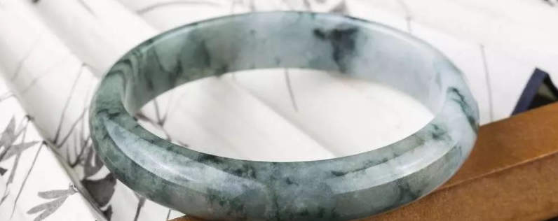 翡翠手镯能和水晶一起戴吗？