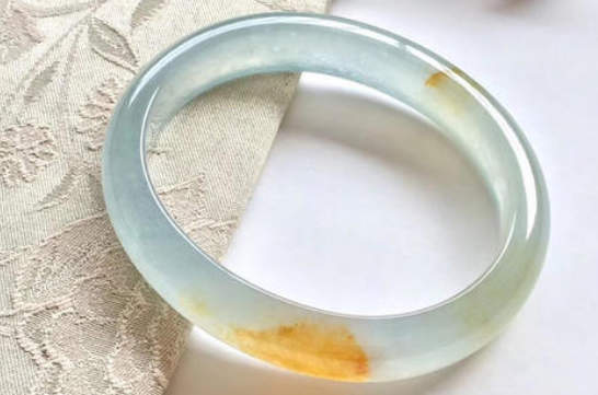 正确佩戴女性银手镯的方法