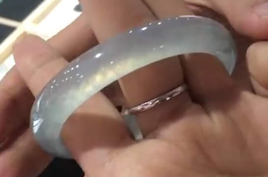 如何佩戴银手镯和玉手镯？