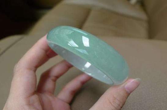 翡翠手镯会越戴越透吗？