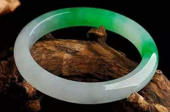 女人戴金蟾还是金蟾好？