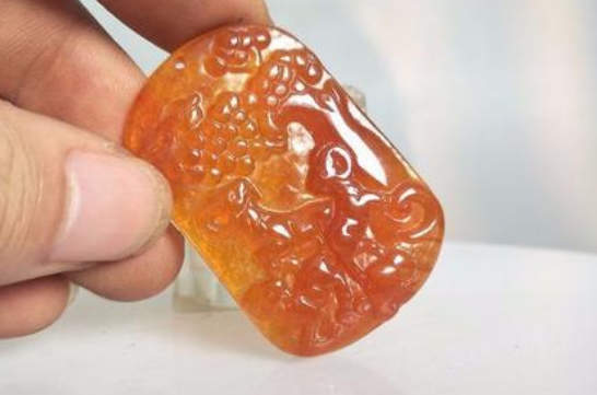 如何鉴别和田玉籽料的真皮色