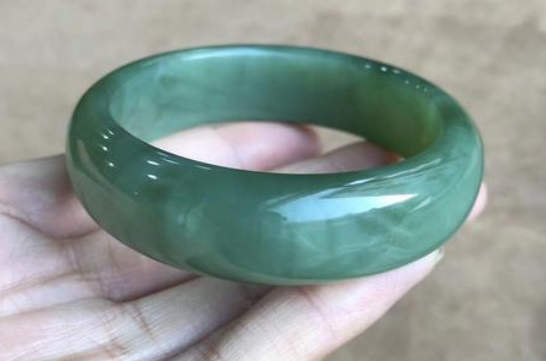 碧玉手镯已经一年没亮了。