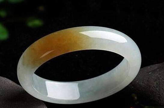 如何选择翡翠手镯？