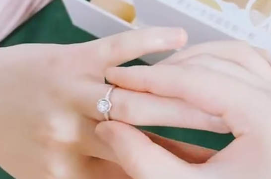 未婚女孩的戒指戴哪只手？