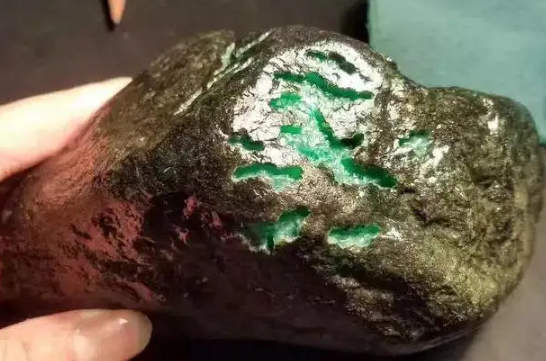 莫湾基翡翠原石赌石