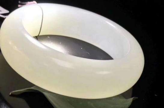购买和田玉的佩戴方法