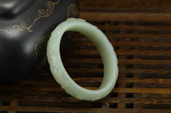和田玉手镯适合什么年龄？