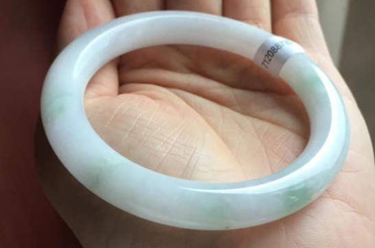 如何培养乳白色翡翠手镯？