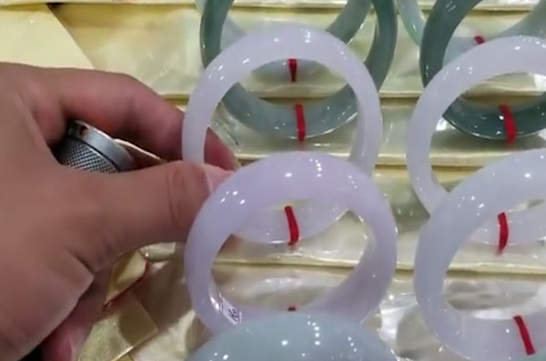 如何鉴别翡翠手镯的真假？