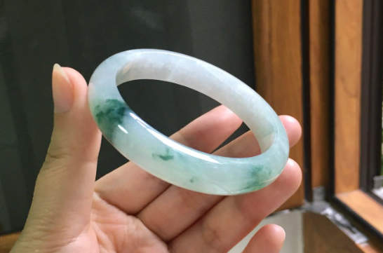 注意佩戴项链的方法