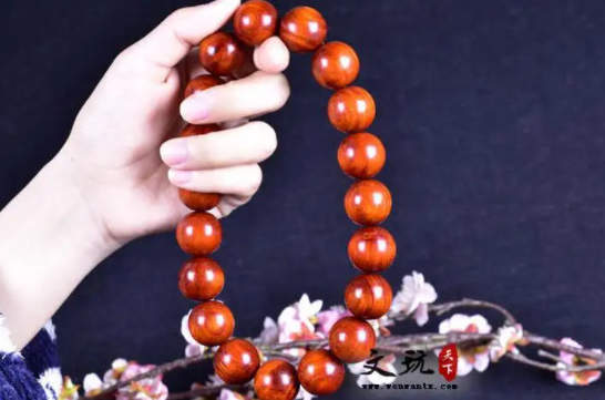 手持手镯是什么意思？