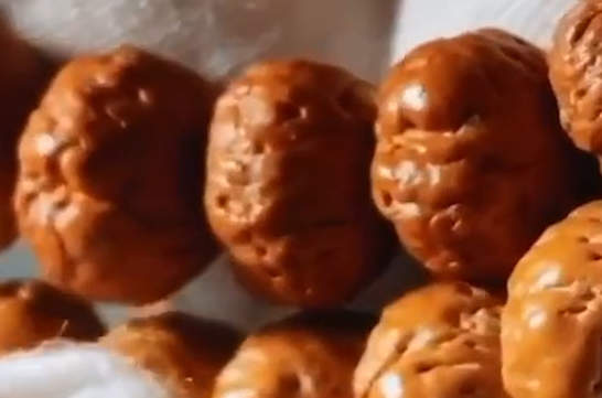 鱼子纹手镯的材料是什么？