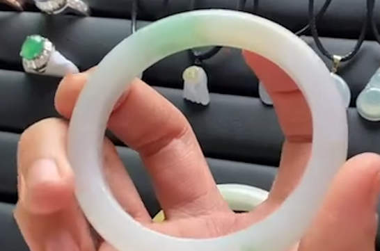 戒指戴中指是什么意思？
