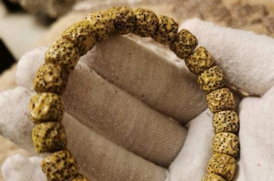 金手镯上有红锈吗？是假的吗？